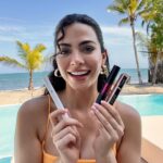 Emeraude Toubia Instagram - Celebrating the holidays beach style with my @lancomeofficial mascara cocktail mix!! I start with CILS Booster XL primer, then my all-time favorite, Lash Idôle and finally sprinkling in Monsieur Big! Sunsets on the beach, footprints in the sand, stars in the sky, and Lancôme’s sparkles in my eyes ✨ #LancomePartner #LancomeLashes #LancomeMascara #MascaraCocktailing