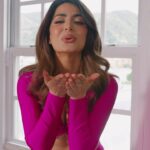Emeraude Toubia Instagram - Acompaña a #EmeraudeToubia mientras se arregla para la premiere de la serie #WithLove. La actriz de raíces mexicanas y libanesas ha elegido un peinado que a cualquiera le recuerda a las grandes divas de Hollywood. Descubre el video completo en nuestro link en bio.