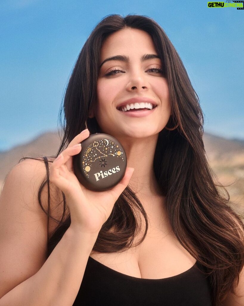 Emeraude Toubia Instagram - Loving the new astrology cases from @invisalign brand! Pisces are ‘arguably’ the best!!!, so… this water-sign girl is ready for her summer vacation. And with Invisalign aligners I can travel, with the coolest case, and the convenience of staying on track with my Invisalign treatments. Head to the link in my bio and see if treatment is right for you! #InvisalignPartner #Invisalign #SmileSquad