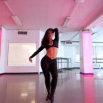 Emeraude Toubia Instagram - Cause I’m feelin’… What a joy to work with you @tonyguerrero5678 !!! Thank you for making Burlesque Jazz oh so so fun 😻 📹: @jayplayimagery