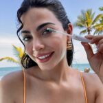 Emeraude Toubia Instagram - Celebrating the holidays beach style with my @lancomeofficial mascara cocktail mix!! I start with CILS Booster XL primer, then my all-time favorite, Lash Idôle and finally sprinkling in Monsieur Big! Sunsets on the beach, footprints in the sand, stars in the sky, and Lancôme’s sparkles in my eyes ✨ #LancomePartner #LancomeLashes #LancomeMascara #MascaraCocktailing