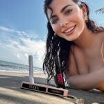 Emeraude Toubia Instagram - Celebrating the holidays beach style with my @lancomeofficial mascara cocktail mix!! I start with CILS Booster XL primer, then my all-time favorite, Lash Idôle and finally sprinkling in Monsieur Big! Sunsets on the beach, footprints in the sand, stars in the sky, and Lancôme’s sparkles in my eyes ✨ #LancomePartner #LancomeLashes #LancomeMascara #MascaraCocktailing