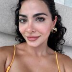 Emeraude Toubia Instagram - Celebrating the holidays beach style with my @lancomeofficial mascara cocktail mix!! I start with CILS Booster XL primer, then my all-time favorite, Lash Idôle and finally sprinkling in Monsieur Big! Sunsets on the beach, footprints in the sand, stars in the sky, and Lancôme’s sparkles in my eyes ✨ #LancomePartner #LancomeLashes #LancomeMascara #MascaraCocktailing