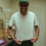 Emicida Instagram - Após 10 anos, voltamos aos Estados Unidos. Tocamos domingo no central park, no famoso Summerstage, dentro da programação do Infinito festival ( aliás, assisti Elis e Tom no festival e PQP apenas assistam se tiverem a oportunidade) Foi uma tarde maravilhosa e para uma platéia também maravilhosa. Em 2011, gravamos aqui nosso Ep, doozicabraba e a revolução silenciosa, poder voltar a cidade, após tantos anos e fazer um concerto como esse é a realização de um sonho. Com passinhos de formiga, mas sempre sólidos, vamos pelo mundo partilhando o que temos de melhor! Obrigado time, obrigado @lab_fantasma obrigado a vocês que nos acompanham. A tour Amar Elo, continua na américa do norte, hoje estamos em los Angeles no @jazzisdead vamos!!❤️🌿 Fotos: @orelhafotos Acervo: @lab_fantasma New York, New York