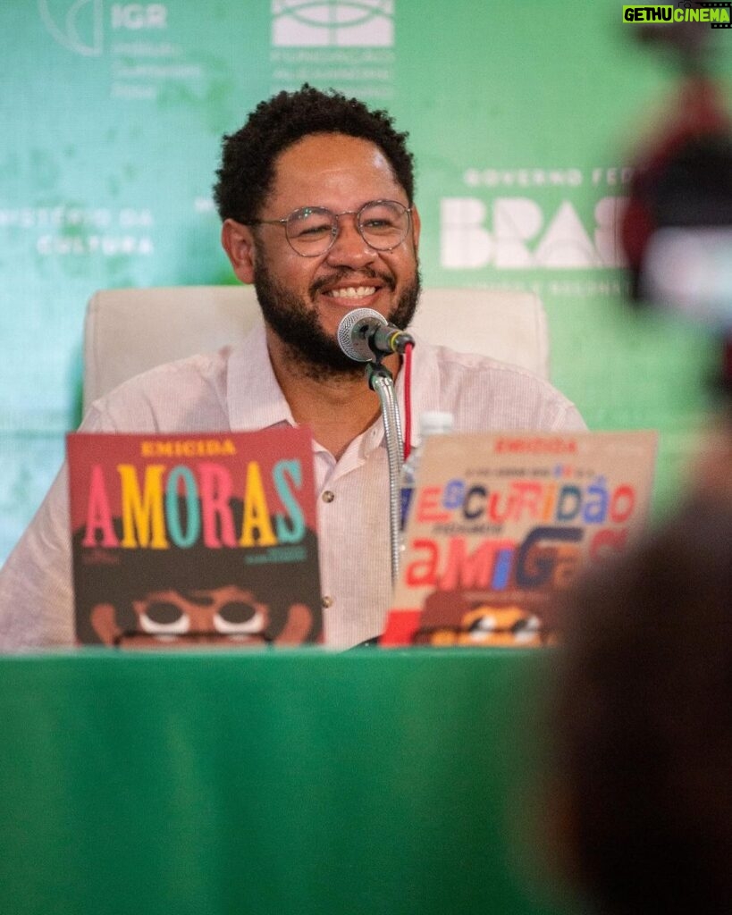 Emicida Instagram - Gracias Cuba. Uma honra e alegria imensa poder representar o Brasil na feira internacional do livro de Havana. 🇨🇺❤️ 📸: @julioproduz