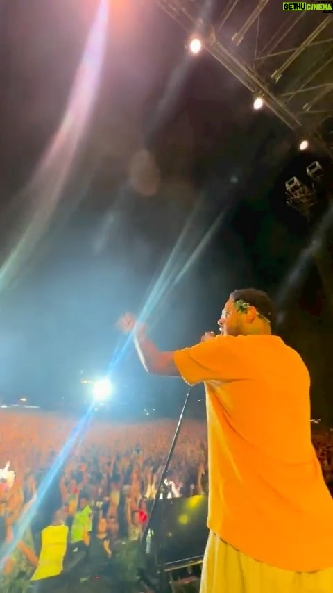 Emicida Instagram - Que saudade que eu estava de você Rio de Janeiro! Obrigado um milhão de vezes, obrigado festival doce maravilha! 💛 🎥: @jefdelgado / @irmaosdelgado_ Acervo: @lab_fantasma Rio de Janeiro, Brasil