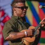 Emicida Instagram - Após 10 anos, voltamos aos Estados Unidos. Tocamos domingo no central park, no famoso Summerstage, dentro da programação do Infinito festival ( aliás, assisti Elis e Tom no festival e PQP apenas assistam se tiverem a oportunidade) Foi uma tarde maravilhosa e para uma platéia também maravilhosa. Em 2011, gravamos aqui nosso Ep, doozicabraba e a revolução silenciosa, poder voltar a cidade, após tantos anos e fazer um concerto como esse é a realização de um sonho. Com passinhos de formiga, mas sempre sólidos, vamos pelo mundo partilhando o que temos de melhor! Obrigado time, obrigado @lab_fantasma obrigado a vocês que nos acompanham. A tour Amar Elo, continua na américa do norte, hoje estamos em los Angeles no @jazzisdead vamos!!❤️🌿 Fotos: @orelhafotos Acervo: @lab_fantasma New York, New York