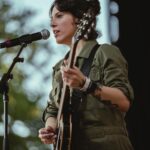 Emicida Instagram - Após 10 anos, voltamos aos Estados Unidos. Tocamos domingo no central park, no famoso Summerstage, dentro da programação do Infinito festival ( aliás, assisti Elis e Tom no festival e PQP apenas assistam se tiverem a oportunidade) Foi uma tarde maravilhosa e para uma platéia também maravilhosa. Em 2011, gravamos aqui nosso Ep, doozicabraba e a revolução silenciosa, poder voltar a cidade, após tantos anos e fazer um concerto como esse é a realização de um sonho. Com passinhos de formiga, mas sempre sólidos, vamos pelo mundo partilhando o que temos de melhor! Obrigado time, obrigado @lab_fantasma obrigado a vocês que nos acompanham. A tour Amar Elo, continua na américa do norte, hoje estamos em los Angeles no @jazzisdead vamos!!❤️🌿 Fotos: @orelhafotos Acervo: @lab_fantasma New York, New York
