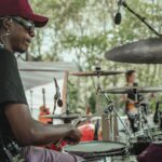 Emicida Instagram - Após 10 anos, voltamos aos Estados Unidos. Tocamos domingo no central park, no famoso Summerstage, dentro da programação do Infinito festival ( aliás, assisti Elis e Tom no festival e PQP apenas assistam se tiverem a oportunidade) Foi uma tarde maravilhosa e para uma platéia também maravilhosa. Em 2011, gravamos aqui nosso Ep, doozicabraba e a revolução silenciosa, poder voltar a cidade, após tantos anos e fazer um concerto como esse é a realização de um sonho. Com passinhos de formiga, mas sempre sólidos, vamos pelo mundo partilhando o que temos de melhor! Obrigado time, obrigado @lab_fantasma obrigado a vocês que nos acompanham. A tour Amar Elo, continua na américa do norte, hoje estamos em los Angeles no @jazzisdead vamos!!❤️🌿 Fotos: @orelhafotos Acervo: @lab_fantasma New York, New York