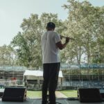 Emicida Instagram - Após 10 anos, voltamos aos Estados Unidos. Tocamos domingo no central park, no famoso Summerstage, dentro da programação do Infinito festival ( aliás, assisti Elis e Tom no festival e PQP apenas assistam se tiverem a oportunidade) Foi uma tarde maravilhosa e para uma platéia também maravilhosa. Em 2011, gravamos aqui nosso Ep, doozicabraba e a revolução silenciosa, poder voltar a cidade, após tantos anos e fazer um concerto como esse é a realização de um sonho. Com passinhos de formiga, mas sempre sólidos, vamos pelo mundo partilhando o que temos de melhor! Obrigado time, obrigado @lab_fantasma obrigado a vocês que nos acompanham. A tour Amar Elo, continua na américa do norte, hoje estamos em los Angeles no @jazzisdead vamos!!❤️🌿 Fotos: @orelhafotos Acervo: @lab_fantasma New York, New York