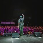 Emicida Instagram - Após 10 anos, voltamos aos Estados Unidos. Tocamos domingo no central park, no famoso Summerstage, dentro da programação do Infinito festival ( aliás, assisti Elis e Tom no festival e PQP apenas assistam se tiverem a oportunidade) Foi uma tarde maravilhosa e para uma platéia também maravilhosa. Em 2011, gravamos aqui nosso Ep, doozicabraba e a revolução silenciosa, poder voltar a cidade, após tantos anos e fazer um concerto como esse é a realização de um sonho. Com passinhos de formiga, mas sempre sólidos, vamos pelo mundo partilhando o que temos de melhor! Obrigado time, obrigado @lab_fantasma obrigado a vocês que nos acompanham. A tour Amar Elo, continua na américa do norte, hoje estamos em los Angeles no @jazzisdead vamos!!❤️🌿 Fotos: @orelhafotos Acervo: @lab_fantasma New York, New York