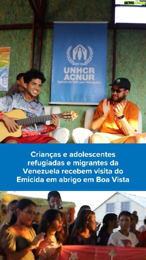 Emicida Instagram - 📍 Abrigo Pricumã, Boa Vista, Roraima Crianças e adolescentes refugiados e migrantes da Venezuela receberam a visita especial do rapper @emicida a convite do @acnurbrasil. Lá o artista teve a chance de ver de perto como é o acolhimento de venezuelanos, assistiu a apresentações de rap e de coral de meninos e meninas abrigados, além de rimar com eles. A cultura é um grande caminho para a integração de venezuelanos no Brasil. Quando a música entra em campo, somem as diferenças, somam-se conexões. 🎶 “É a fusão de dois irmãos, sabe? Brasil, Venezuela. Colados pela floresta, pelo rio...”, cantou Emicida.  @fraternidadesemfronteiras