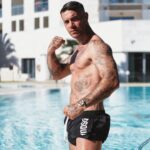 Emis Killa Instagram - Gonfio questi rapper come il botox/li mando al tappeto come Lennox. Sardinia i love u, see u the next summer.