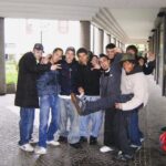 Emis Killa Instagram - Da quando ho iniziato a rappare, questa credo sia in assoluto la foto più vecchia che ho. Anno 2006. Con la mia prima cricca di freestyler sotto i portici di Desio. Povero come lammerda e con un sogno gigante. Lancerei le collane dal finestrino per tornare a quei giorni.