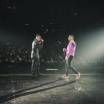 Emis Killa Instagram - Spesso negli anni mi è stato attribuito il merito di aver “scoperto” e “lanciato” Lazza. È una cosa che non condivido. Come dico sempre, solo uno scemo non si sarebbe accorto che c’era qualcosa di speciale in quel ragazzino. In questo gioco, quando parti dal niente e finisci per riempire i palazzetti i meriti sono tutti tuoi. Ho scelto questa foto per annunciare il nostro feat perché è la più recente, sul palco del terzo Forum di Assago consecutivo, una foto che mi da ragione per tutte le volte che ti dicevo che questo era l’unico destino di cui saresti stato interprete. Per me sei sempre un fratellino, ma ad oggi per quanto riguarda la musica non ho più nulla da insegnarti, sei grande.