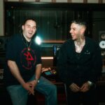 Emis Killa Instagram - Ernia & Coez. Se li leggi assieme nel titolo di un pezzo dai per scontato di trovarti di fronte a una hit, di quelle che se lasci lo stereo acceso 20 minuti la becchi. Perché di questo stiamo parlando, di due hitmakers. Due penne eleganti. Per me però sono soprattutto due rapper coi controcazzi, infatti li ho chiamati sulla cosa più classic che avevo tra i provini. Entrambi ne erano felici(ssimi), perché in fondo nessuno può allontanarsi troppo dalle proprie radici. Rimaniamo sempre quei ragazzi innamorati del boom bap. Così ancorati alla vecchia maniera, estranea ai social e a quest’epoca multimediale, che io e Silvano dopo oltre dieci anni di amicizia non avevamo neanche una foto insieme. È tutto bello così. E in fondo la nostra canzone parla anche di questo. Roba per palati fini, garantisco.