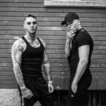 Emis Killa Instagram - Neima, il “maranza buono” come lo chiamo io scherzosamente. Che poi si sa che nello scherzo c’è sempre un po’ di verità. Infatti è proprio un bravo ragazzo, oltre che un rapper formidabile. Quando ho sentito la sua strofa in “RAP” mi sono emozionato a tal punto che ho cercato a tutti i costi un pezzo che potesse ispirarlo a scrivere di certe cose anche nel mio album. Beh, l’abbiamo fatto, infatti è uscito uno dei miei pezzi preferiti di “EFFETTO NOTTE”. Mi darete ragione.