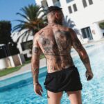 Emis Killa Instagram - Gonfio questi rapper come il botox/li mando al tappeto come Lennox. Sardinia i love u, see u the next summer.