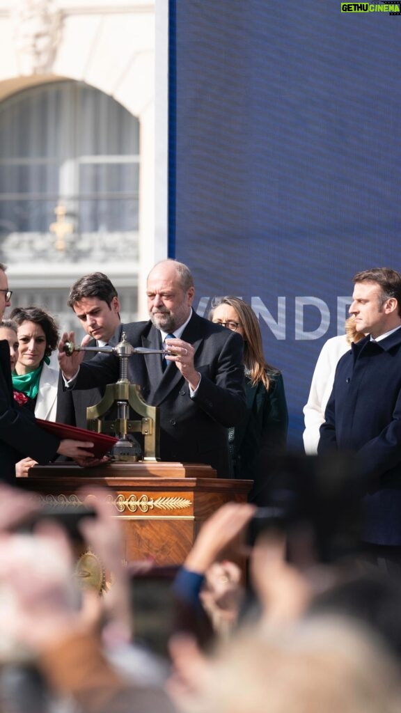 Emmanuel Macron Instagram - Le sceau de la République scelle aujourd’hui un long combat pour la liberté, celle pour toutes les femmes de pouvoir recourir à l’interruption volontaire de grossesse. Place Vendôme