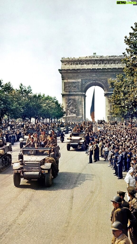 Emmanuel Macron Instagram - Mes chers compatriotes, Nous commémorons cette année le 80ème anniversaire de la Libération. Partageons et inscrivons nos mémoires familiales dans notre histoire nationale. Honorons nos libérateurs. Faisons des jeunes les passeurs de notre mémoire. Faisons Nation.