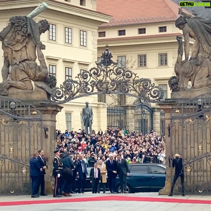 Emmanuel Macron Instagram - La République tchèque et la France ont bien conscience de ce qui est à l’œuvre en Europe. Face au retour de la guerre sur le sol européen, nous devons définir les voies et moyens de produire, d’agir, en Européens. Notre avenir et notre capacité à nous défendre sont en jeu. — Česká republika a Francie si dobře uvědomují, co se v Evropě děje. Tváří v tvář návratu války na evropskou půdu musíme definovat cesty a způsoby, jak vyrábět a jednat jako Evropané. Je v sázce naše budoucnost a naše schopnost se bránit. Prague, Czech Republic