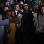 Emmanuel Macron Instagram - Avec vous, artistes, entrepreneurs, forces vives africaines et françaises, au Centre Pompidou pour le Forum des industries culturelles et créatives Création Africa. Ce forum, nous en avons eu l'idée lors d'un déplacement au Bénin et au Cameroun en juillet 2022, en voyant toute l'énergie qu'il y avait. Vous l'avez fait ! C'est le plus beau démenti au récit que certains voudraient imposer des relations entre l'Afrique et la France. Pour moi, la réalité de cette relation, c'est exactement ce que vous êtes, ce que nous sommes en train de bâtir ensemble. En novembre 2017, dans mon discours de Ouagadougou, j’ai voulu réinventer un partenariat entre le continent africain et la France, équilibré, responsable, respectueux. J'ai pris des engagements concrets. Ils ont tous eu une suite. Restituer les œuvres d'art ? Cela faisait des décennies qu'on baladait tout le monde. Il y a eu un formidable travail et un changement avec ce moment extraordinaire au Bénin, lorsque plusieurs des magnifiques trésors d’Abomey sont revenus à Cotonou. On va continuer ce travail qui est une vraie révolution. En restituant les œuvres d'art au continent africain, on libère un imaginaire créatif. Dans ce même objectif, nous accueillerons en France des artistes contemporains béninois et d’ailleurs qui ont créé sur la base de ces trésors restitués. Tisser des liens avec les entrepreneurs africains ? On l'a fait avec Digital Africa ou encore en invitant l'Afrique à Vivatech dès 2018. Et on continue ! Nous sommes en train de donner encore plus d'énergie et de force à notre partenariat avec l’Afrique, changer notre politique, refonder notre relation. Et au Nouveau Sommet Afrique-France d’octobre 2021, ceux qui traînaient des pieds ou qui m'ont regardé avec scepticisme ont eu tort. Nous aurions dû aller plus vite ! Mais nous avançons. Nous aurons notamment l’an prochain la Maison des mondes africains qui, selon Achille Mbembe qui a imaginé ce lieu, sera la création africaine et diasporique exposée au monde. Du concret. Des pierres sur lesquelles nous continuons à bâtir notre partenariat, où tous les pays africains ont un rôle à jouer. Nous cassons des barrières.