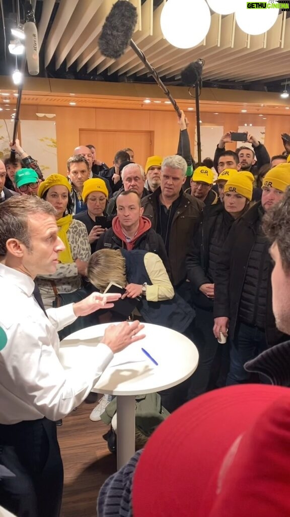 Emmanuel Macron Instagram - Échange avec les syndicats agricoles. La suite en direct sur Twitter (lien en bio).