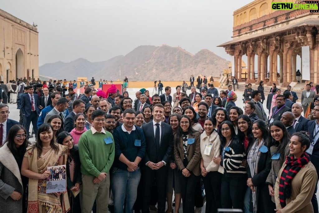 Emmanuel Macron Instagram - C’est à la fois un honneur et une marque d’amitié d’être invité en Inde à l’occasion de sa fête nationale. Je viens célébrer et consolider notre partenariat d’exception. Première étape : rapprocher nos jeunesses. Nous avons tant à faire ensemble ! Jaipur