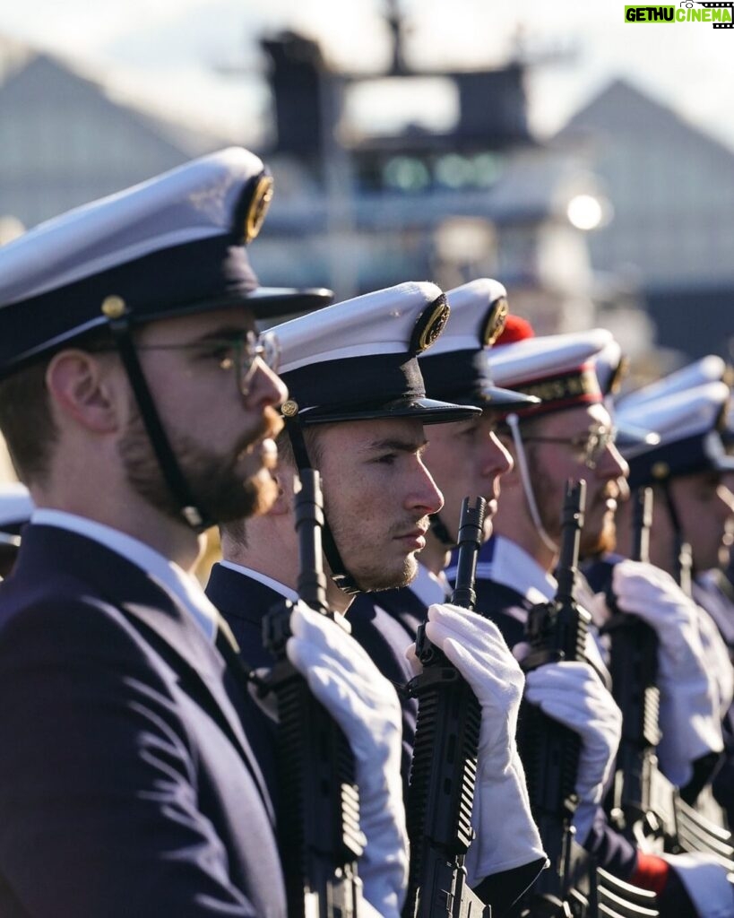 Emmanuel Macron Instagram - Soldats, marins, aviateurs, personnels civils de la défense, industriels : Je suis là, avec vous à Cherbourg, pour saluer votre engagement et vous dire ma confiance.