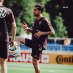 Emre Can Instagram - Dieses Jahr war für uns und unsere Fans sicher nicht einfach. Es war ein Wechselbad der Gefühle. Wir als Mannschaft suchen die Ursachen nicht bei anderen, sondern werden unser Bestes geben, die Fehler der Vergangenheit zu korrigieren und unseren Fans wieder mehr Freude zu bereiten. Vielen Dank für eure Treue und die Kraft, die ihr uns gebt. Ich wünsche euch allen ein gesundes und erfolgreiches neues Jahr 💪🏽 2024 wird ⚫️🟡 #weCan #EC23