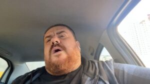 Emre Mutlu Instagram - Cuma trafiğinden bir tık erken yırtıp milleti esir alan model!