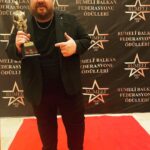 Emre Mutlu Instagram - Bana yılın en iyi ulusal radyocusu ödülünü layık görerek oyunu “Emre Mutlu Show”dan yana kullanan herkese sonsuz teşekkürler. Ve teşekkürler 🎧🎤