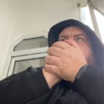 Emre Mutlu Instagram - Pazar öğlenden sonra sokağın köşesine çıkan model.