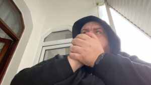 Emre Mutlu Instagram - Pazar öğlenden sonra sokağın köşesine çıkan model.
