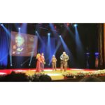 Emre Mutlu Instagram - Bana yılın en iyi ulusal radyocusu ödülünü layık görerek oyunu “Emre Mutlu Show”dan yana kullanan herkese sonsuz teşekkürler. Ve teşekkürler 🎧🎤
