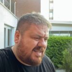 Emre Mutlu Instagram - Sürekli tuhaf tarfilerle alternatif tıp öneren komşu modeli.