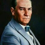 Emre Mutlu Instagram - 10 kasım 1938’de virgül koydun ve istirahate çekildin Atam. Senin istirahatinde ruhun huzurla uyusun, Türk gençliği olarak Allah’a hamd olsun biz varız, yarın öbür gün biz olamazsak çocuklarımız, torunlarımız sen istirahatteyken, şerefli adına, makamına, yaptıklarına sahip çıkacak! Ruhun yanaklarımızı sever, gözlerimizi öperken rahat uyu Atam!