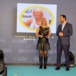 Emre Mutlu Instagram - Dün gece aranızda olamadım fakat; En başta tüm engelsiz kardeşlerime ardından Engelsiz mikrofon ödüllerinde beni adaylığa layık gören jüri ve organizasyona peşi sıra oylamada bana oy verip dünya radyolar gününde bu değerli ödülü bana kazandıran siz radyo severlere ve pek tabi ki günden güne tüm Memlekete yayılan enerjisi ile @trioradyo ailemize çok kocaman teşekkürler! Engel tanımayacağız! Kulağımızı radyodan ayırmayacağız! Selamlar sevgiler… @radyoodulleri