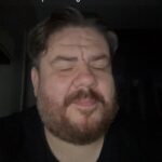 Emre Mutlu Instagram - Canlı müzikte biten ilişkinin en yakın şahidi kankayla sürekli göz teması kurmak.