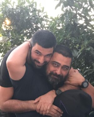Engin Akyürek Instagram - Gülüşlerimizi Biriktirdik...🖤
