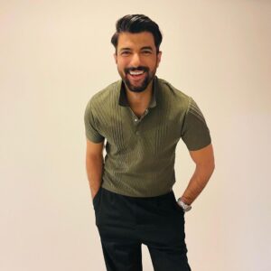Engin Akyürek Instagram - Sevginiz , güzel dilekleriniz , ve gerçekleştirdiğiniz anlamlı ve değerli etkinlikler için çok teşekkür ediyorum. Sevgiyle sarılalım tüm dünyaya hep beraber. Sevgiler selamlar. 😊 /  Thank you very much for your love, good wishes, and significant and precious activities which you have carried out. Let's hug the whole world together with love. Love and greetings. 😊