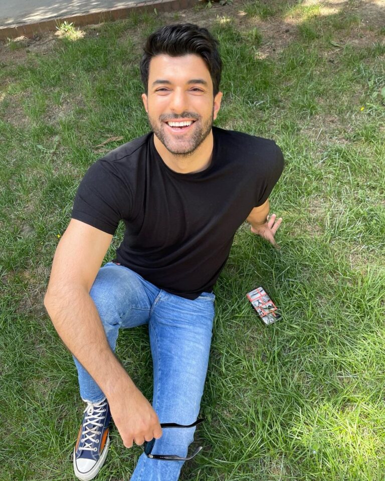 Engin Akyürek Instagram - Bol gülüşlü bayramlar😊