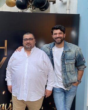 Engin Akyürek Instagram - Gülüşlerimizi Biriktirdik...🖤