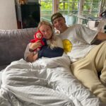 Enzo Knol Instagram - Myron is geopereerd in het ziekenhuis aan haar schouder. Dit zorgt ervoor dat ze 6 weken verplicht met een sling moet lopen. Ik ben zelf sinds een paar dagen ziek en krijg niks naar binnen. En toen ik het probeerde kwam het er weer uit. Beide kanten. Sorry, teveel info…. Anyways, we hebben elkaar dus we vermaken ons wel. Zoals altijd. Als we maar samen zijn ♥️🫶🏼