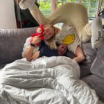 Enzo Knol Instagram - Myron is geopereerd in het ziekenhuis aan haar schouder. Dit zorgt ervoor dat ze 6 weken verplicht met een sling moet lopen. Ik ben zelf sinds een paar dagen ziek en krijg niks naar binnen. En toen ik het probeerde kwam het er weer uit. Beide kanten. Sorry, teveel info…. Anyways, we hebben elkaar dus we vermaken ons wel. Zoals altijd. Als we maar samen zijn ♥️🫶🏼