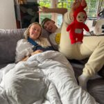 Enzo Knol Instagram - Myron is geopereerd in het ziekenhuis aan haar schouder. Dit zorgt ervoor dat ze 6 weken verplicht met een sling moet lopen. Ik ben zelf sinds een paar dagen ziek en krijg niks naar binnen. En toen ik het probeerde kwam het er weer uit. Beide kanten. Sorry, teveel info…. Anyways, we hebben elkaar dus we vermaken ons wel. Zoals altijd. Als we maar samen zijn ♥️🫶🏼