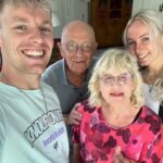 Enzo Knol Instagram - Deze foto’s & filmpjes laten zien hoe close ik ben met mijn opa & oma. En met hoeveel plezier ik van kleins af aan tot nu mijn 30e langs ben gegaan. En ook zeker zal blijven doen. Alleen dan zonder opa. En dat doet zoveel pijn. Want het is ook zo snel gegaan. Gelukkig nog de kans gekregen om je meerdere keren te zien en mooie gesprekken te voeren, en zelfs nog te kunnen lachen. Zonder opa was er geen Enzo Knol, zonder opa was ik al lang verloren. Jij bent er altijd voor mij geweest en ik heb geprobeerd om zoveel mogelijk liefde terug te geven. Wat hebben we veel moois meegemaakt de afgelopen jaren. Ik hield je altijd op de hoogte van wat ik aan het doen was. En dan kreeg ik vaak als reactie terug dat je zo trots op me was en dat jij je verheugde om mij weer te zien in het mooie Assen. Samen met Myron natuurlijk. En daar verheugde wij ons ook op. Opa, je zal enorm gemist worden, door familie, vrienden, en ook zeker alle fans die gek op jou zijn geworden door alle YouTube jaren heen. Rust zacht ❤️