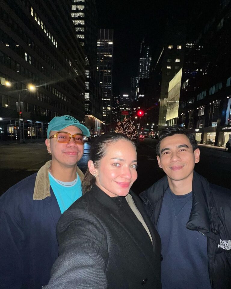 Enzy Storia Instagram - Quick New York getaway, flu and all. Couldn't miss it - had to snag that 🤧☺️⛸️ 1. Cuma 1 foto yang berhasil didapatkan jujur jarang bgt foto foto suka lupa 🙂 2. “Aku ngga suka olahraga ini.” 3. Aftermath ⛸️ 4. Penyanyi subway yang ini doang lagunya adakali 5x diulang 🔁 5. Upil jatoh kayanya ya 6. Turis 7. Turis mau ketabrak delman & 🚌 8. Paduan suara 9. Bertemu sobat nuyoke yang udah ngga zomblo lagi ☺️