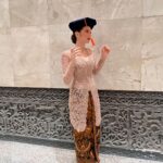 Enzy Storia Instagram - Dari awal ngerjain bab I udah cari motivasi dengan liat liat refrensi kebaya, dari dulu suka banget sama @studioboh jadi ngga pake basa-basi hubungin mba Penny melalui @giselasetyawan (yang merupakan WO aku sekaligus bantuin ngerjain tugas kuliah disaat kita lagi cek venue di Bali 👏🏼😂) bulan April udah ada bahannya dan sebelum berangkat ke DC fitting terakhir biar makin semangat selesaiin skripsinyaa disana. Thank you mba Penny ♥️ Untuk keluarga terutama mami, ini Enzy tepatin janjinya kalo Enzy ngga akan pernah lupa kewajiban bahwa menyelesaikan pendidikan itu juga sangatlah penting. Love you ma♥️