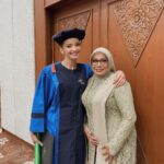 Enzy Storia Instagram - Dari awal ngerjain bab I udah cari motivasi dengan liat liat refrensi kebaya, dari dulu suka banget sama @studioboh jadi ngga pake basa-basi hubungin mba Penny melalui @giselasetyawan (yang merupakan WO aku sekaligus bantuin ngerjain tugas kuliah disaat kita lagi cek venue di Bali 👏🏼😂) bulan April udah ada bahannya dan sebelum berangkat ke DC fitting terakhir biar makin semangat selesaiin skripsinyaa disana. Thank you mba Penny ♥️ Untuk keluarga terutama mami, ini Enzy tepatin janjinya kalo Enzy ngga akan pernah lupa kewajiban bahwa menyelesaikan pendidikan itu juga sangatlah penting. Love you ma♥️